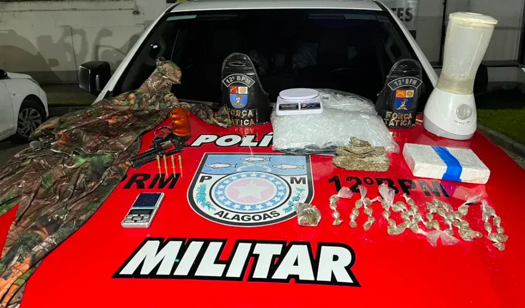 Força Tática prende dois suspeitos e apreende drogas e arma durante operação em Maceió