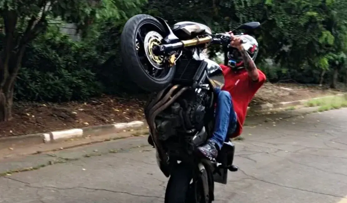 Adolescente é flagrado empinando moto perto de escola