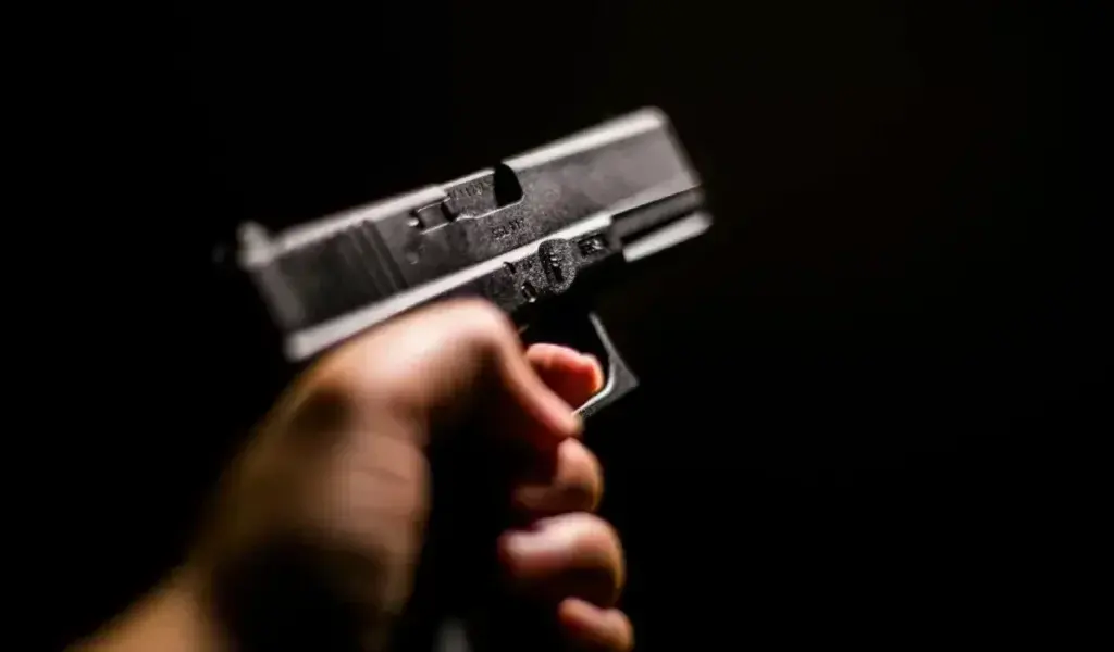 Adolescente é executado com quatro disparos em terreno baldio de Maceió